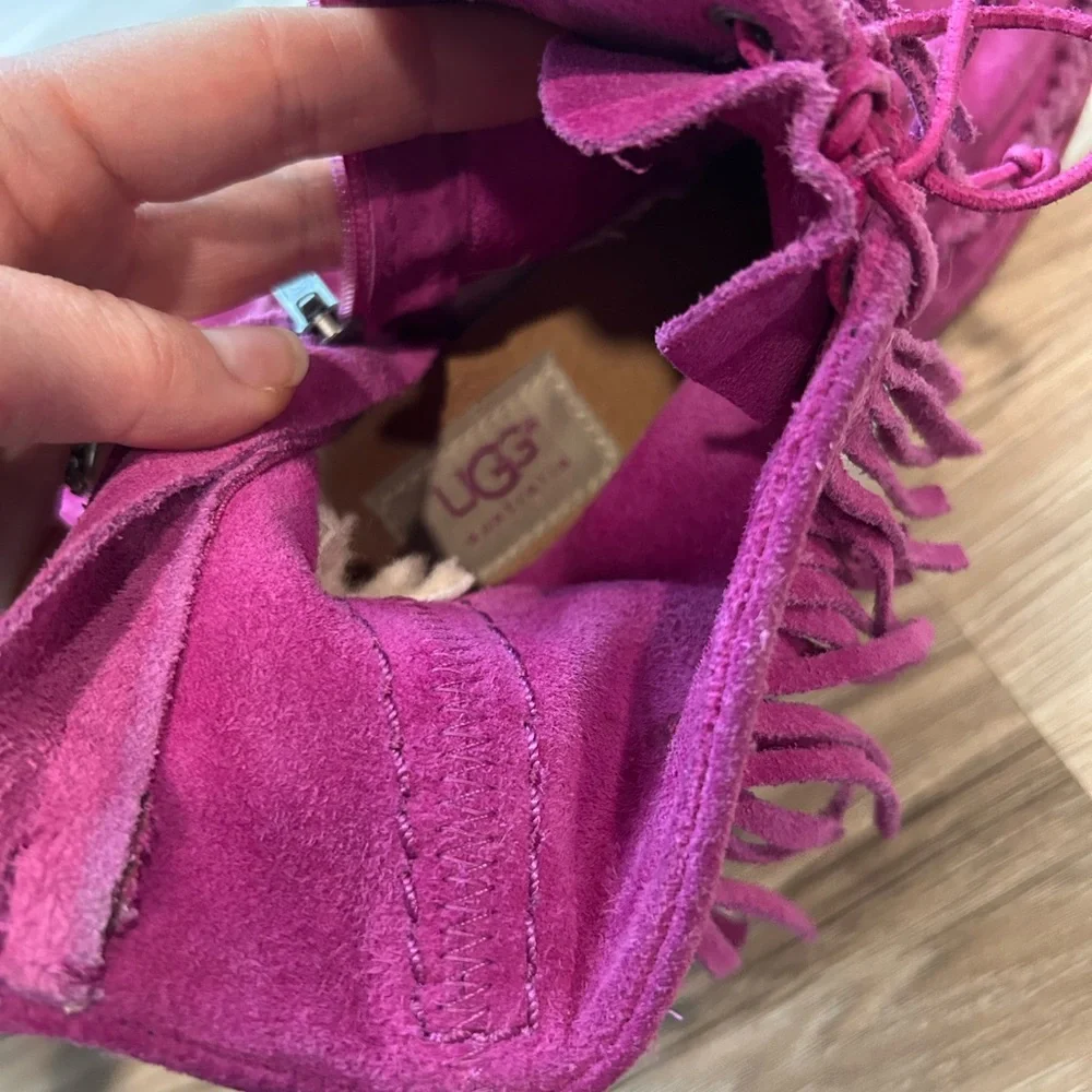 UGG AUSTRALIA Girl’s sz 1 'Kaysa' Purple Fuscia Suede Moccasin Fringe Booties
